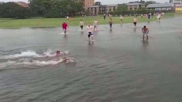 澳大利亚大学生洪水中比赛游泳：悉尼遭遇50年一遇暴雨袭击