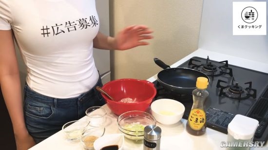 日本主播妹子气没人关注她料理 干脆在衣服上打广告赚钱