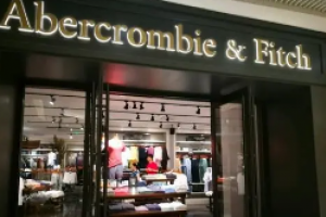 Abercrombie的销售额在以线上为重点 商店重新开业后飙升