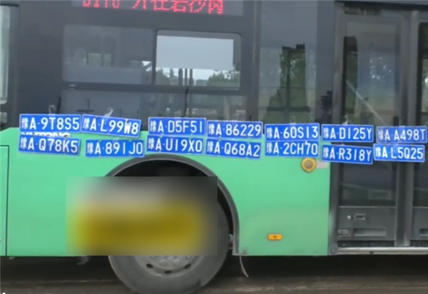 河南暴雨袭击！郑州公交车身贴30多个车牌寻失主
