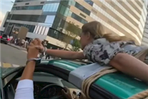 俄罗斯网红为流量太疯狂：将女友绑宾利车车顶