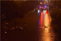 北京暴雨2人驾车涉水被困遇难：目击者称水位最高盖过车顶