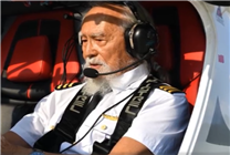 T台走秀的酷爷爷85岁驾机冲上云霄 刷新我国飞行学员最大年龄纪录