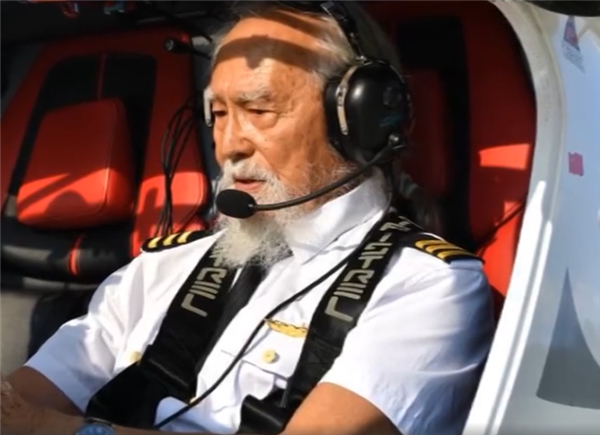 T台走秀的酷爷爷85岁驾机冲上云霄 刷新我国飞行学员最大年龄纪录